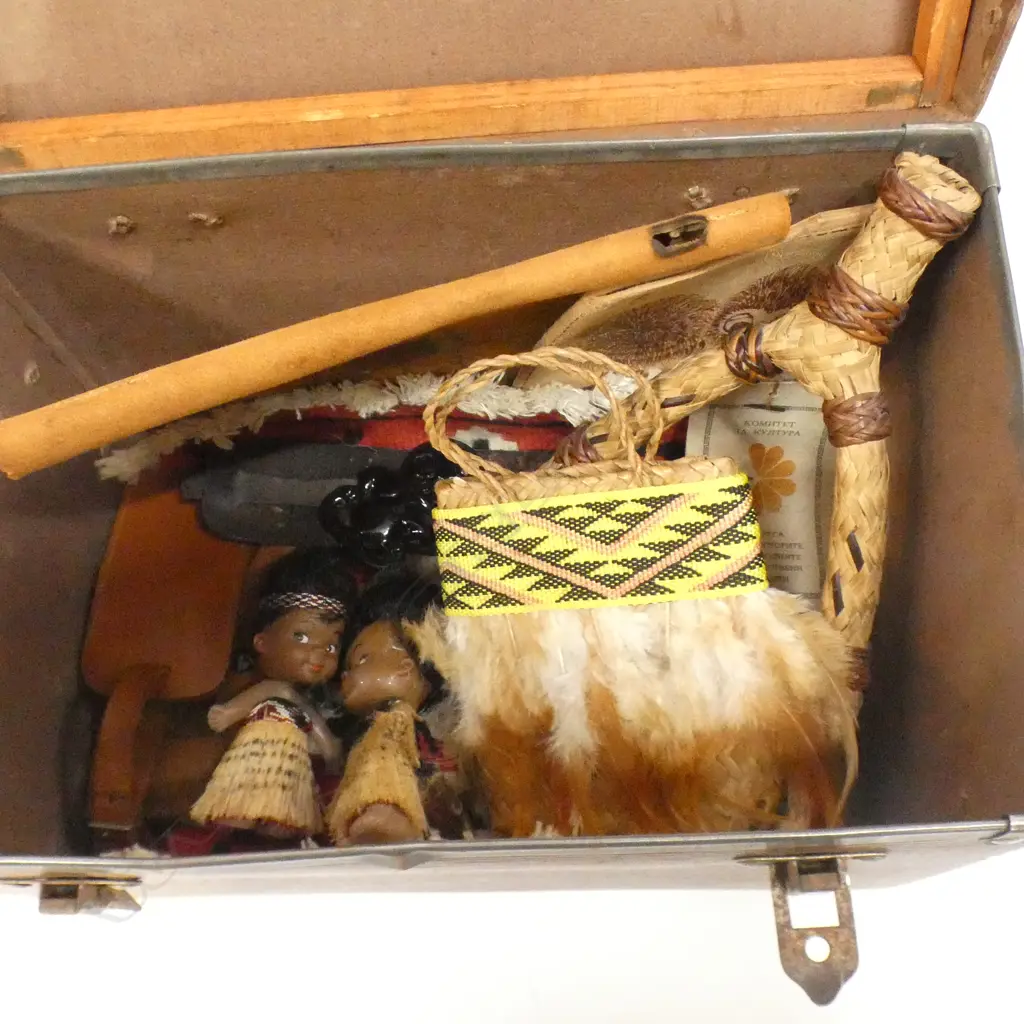 1930S VINTAGE HANDBOX WITH COLLECTION NZ KIWIANA Image 1++