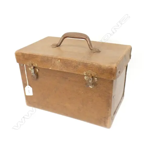 1930S VINTAGE HANDBOX WITH COLLECTION NZ KIWIANA