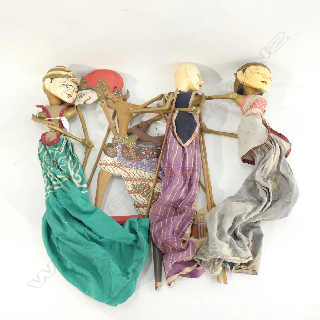 4 VINTAGE INDONESIAN HAND PUPPETS Image 1++