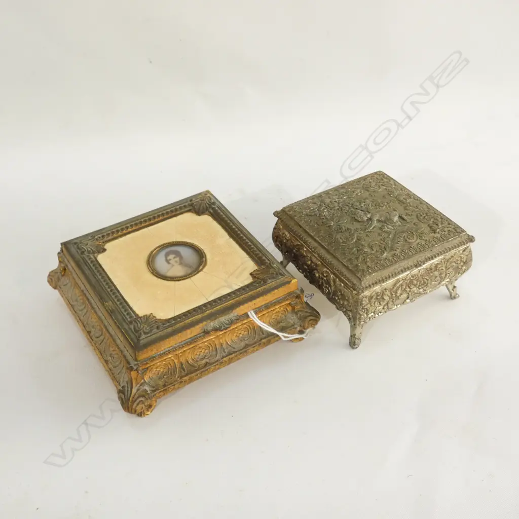 2 VINTAGE TRINKET BOXES ONE WITH PORTRAIT OF LADY, ONE WITH CHERUB Image 1++