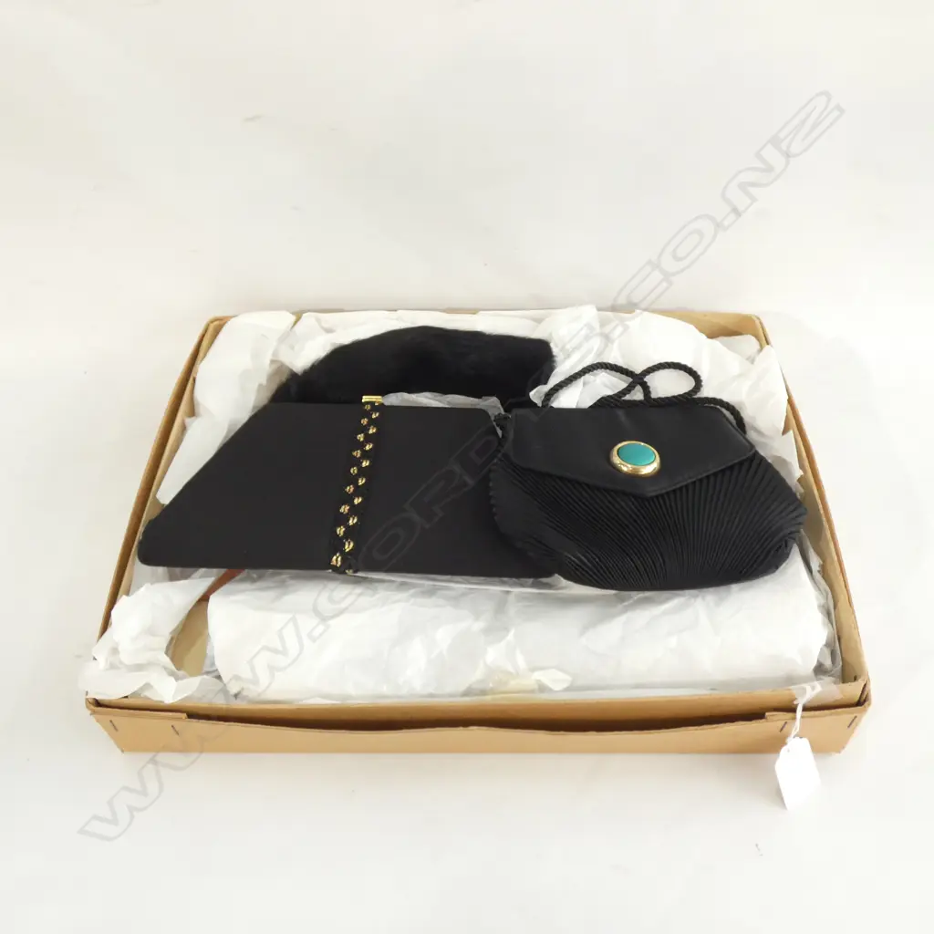 FUR HAT & COLLAR + 2 SHOULDER BAGS Image 1++