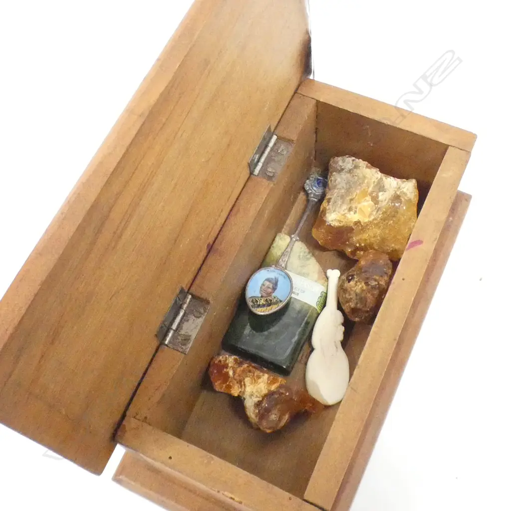 COLONIAL FOLK ART BOX, 3 PCES KAURI GUM & 3 COLLECTABLES Image 1++