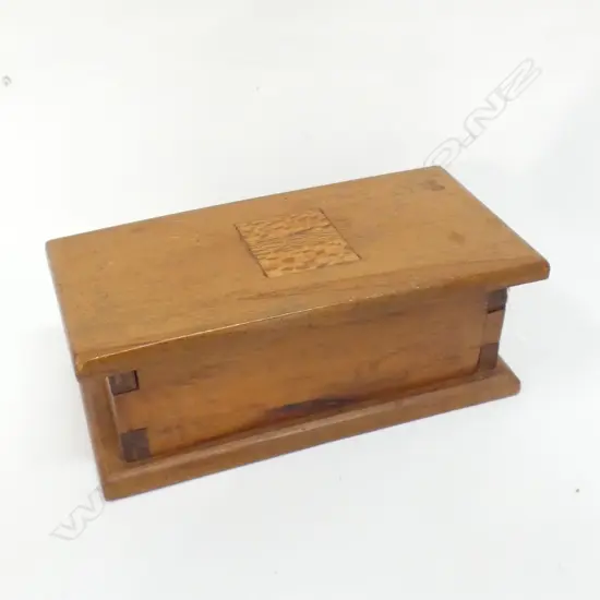 COLONIAL FOLK ART BOX, 3 PCES KAURI GUM & 3 COLLECTABLES