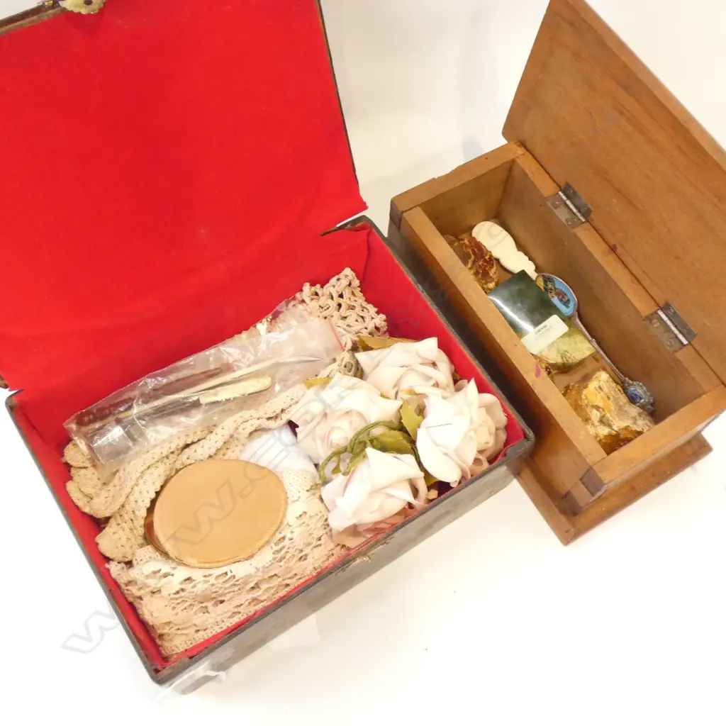 HAND PAINTED VINTAGE LADIES SEWING BOX & CONTENTS Image 1++