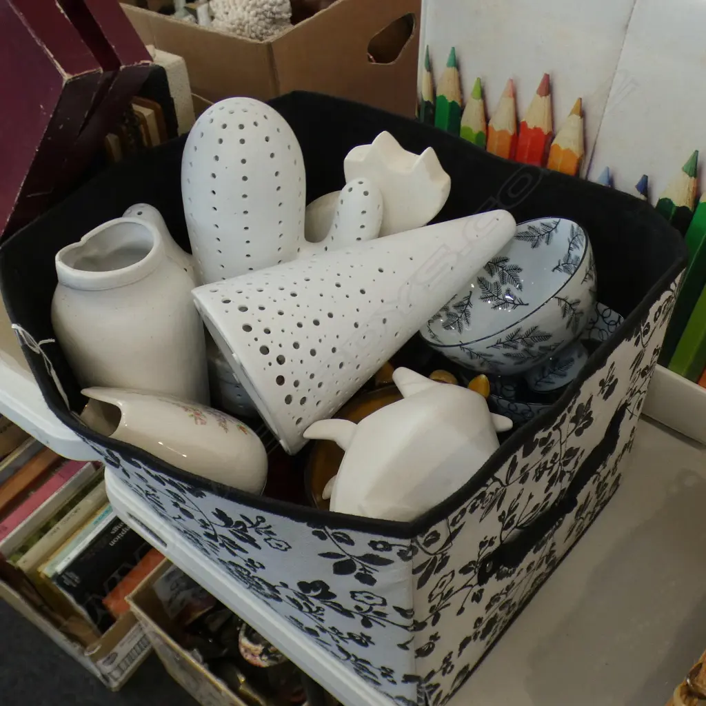 BOX LOT ASST. CERAMICS INCL. 3 LAMPS, PIG PLATTERS ETC Image 1++