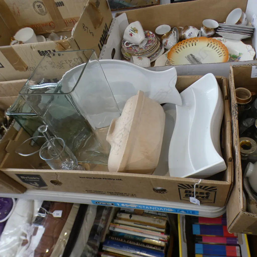 BOX LOT - MODERN GLASS VASES / FISH PLATTER / SERVING WARE Image 1++