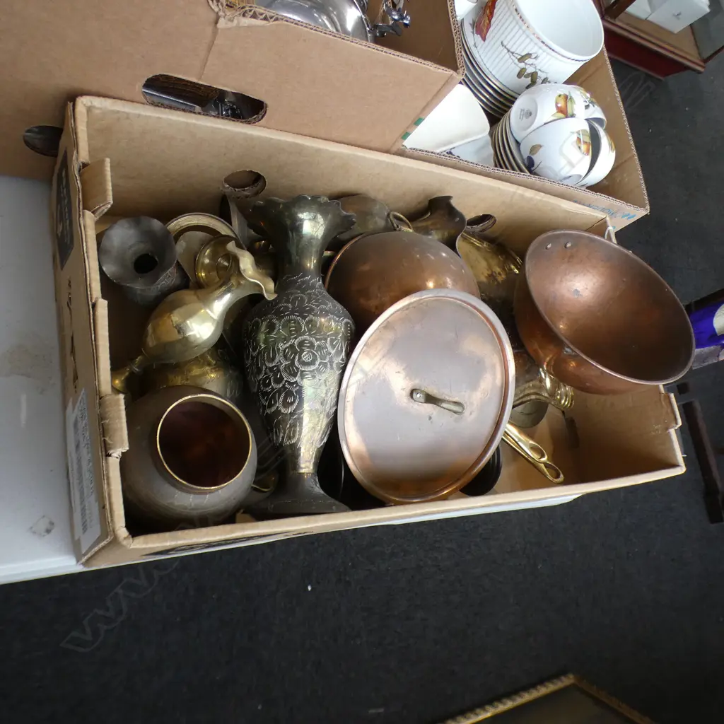 BOX ASST COPPER & BRASS - POTS / VASES ETC.. Image 1++