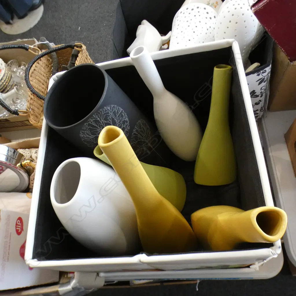 BOX LOT CUBE w. PENCIL DESIGN & ASST. CERAMICS  Image 1++