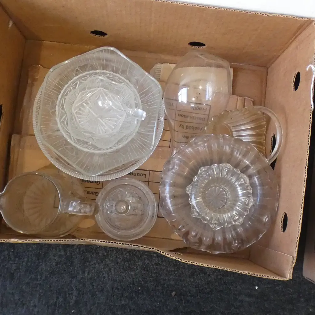 BOX LOT ASST GLASS & CRYSTAL  Image 1++