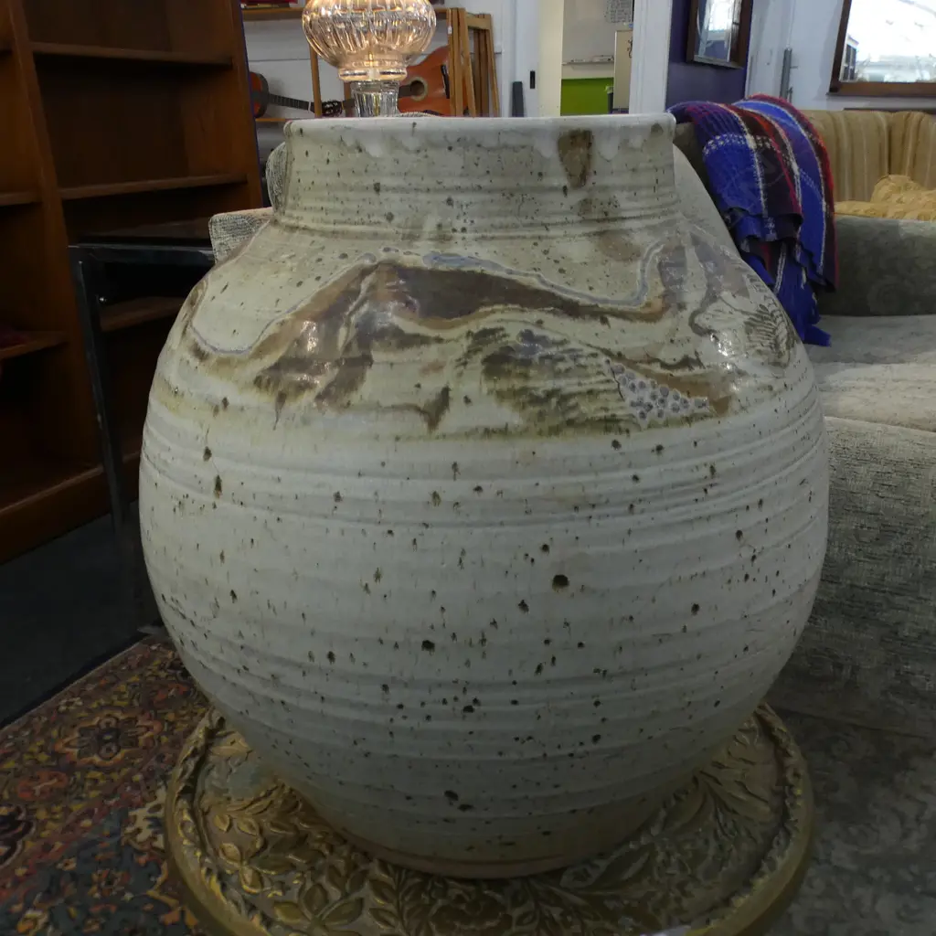 LARGE OVOID POTTERY VASE Image 1++