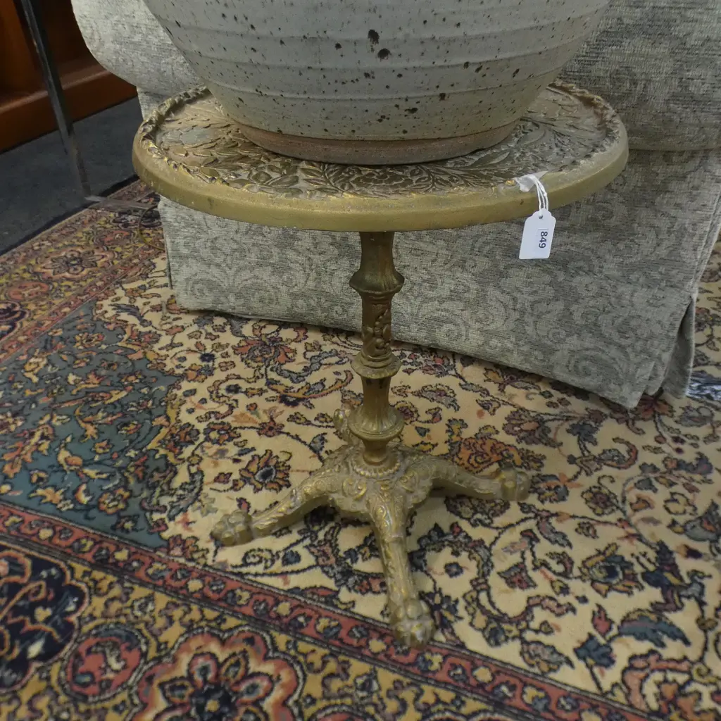 CAST ALLOY SIDE TABLE Image 1++