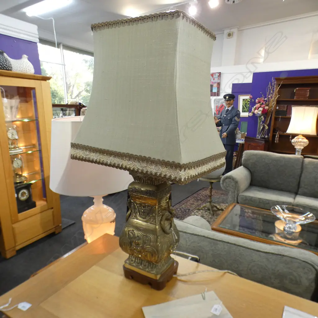 SOLID BRASS CHINES TABLE LAMP ON WOOD PLINTH Image 1++