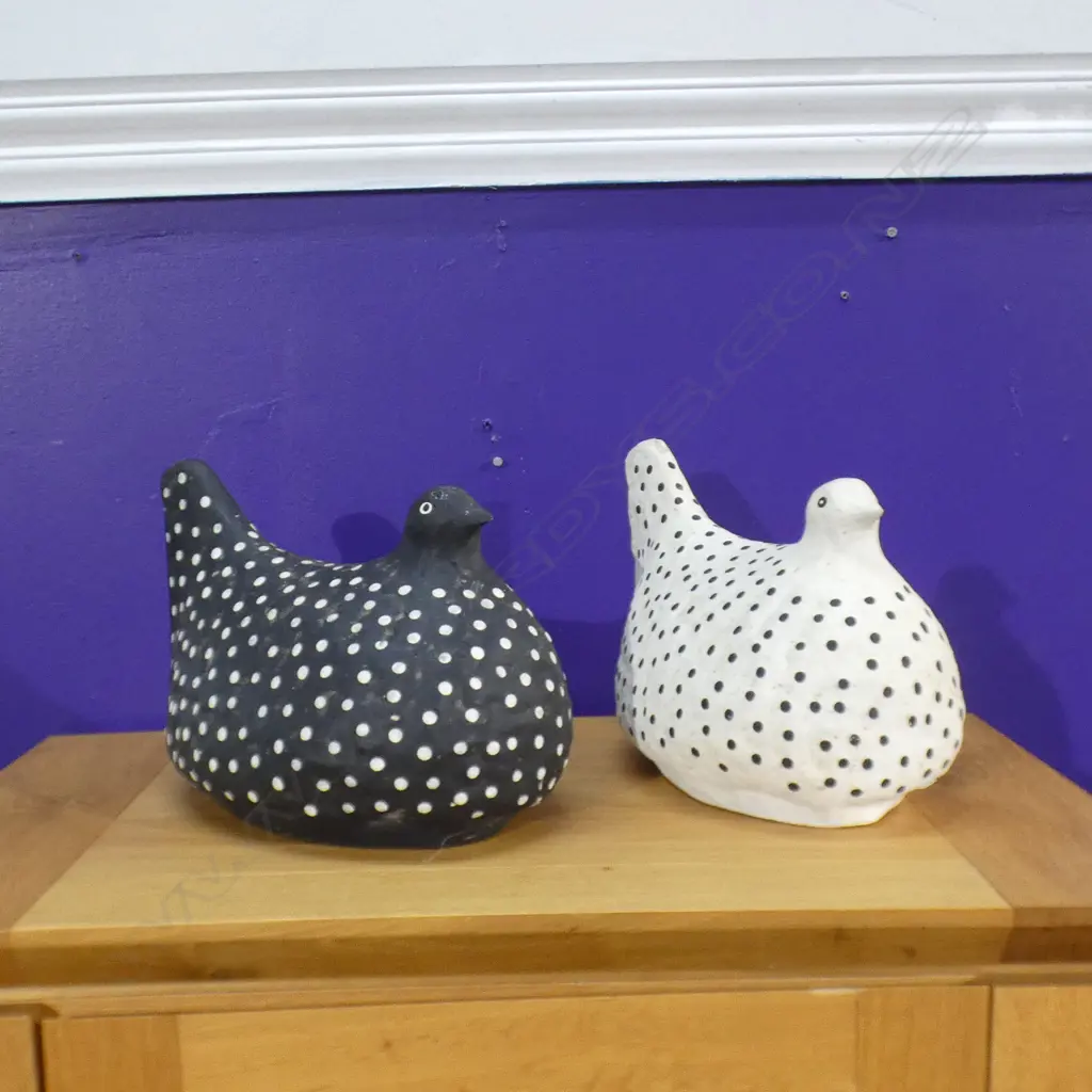 PR PAPIER MACHE BLACK & WHITE POLKA DOT CHICKENS L.300mm Image 1++