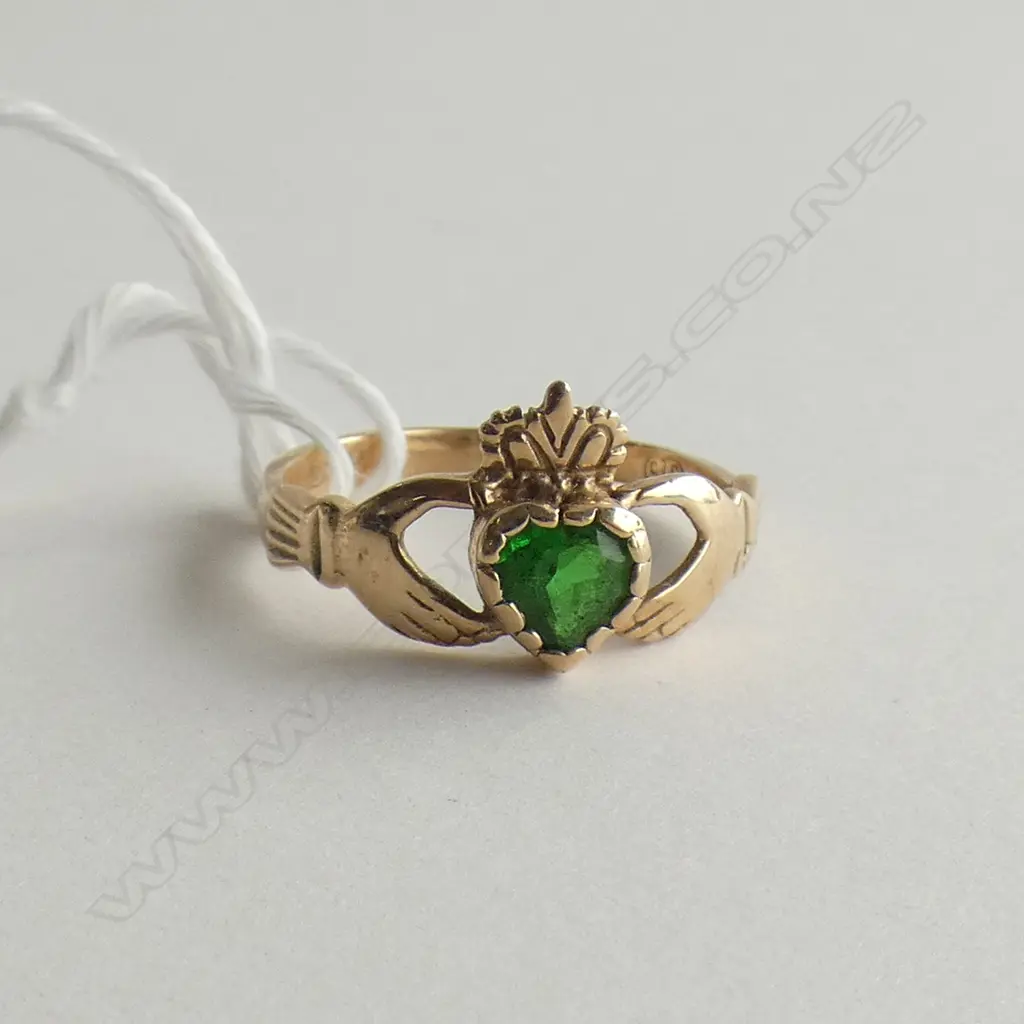 9CT GOLD CLASPED HANDS RING GREEN STONE Image 1++