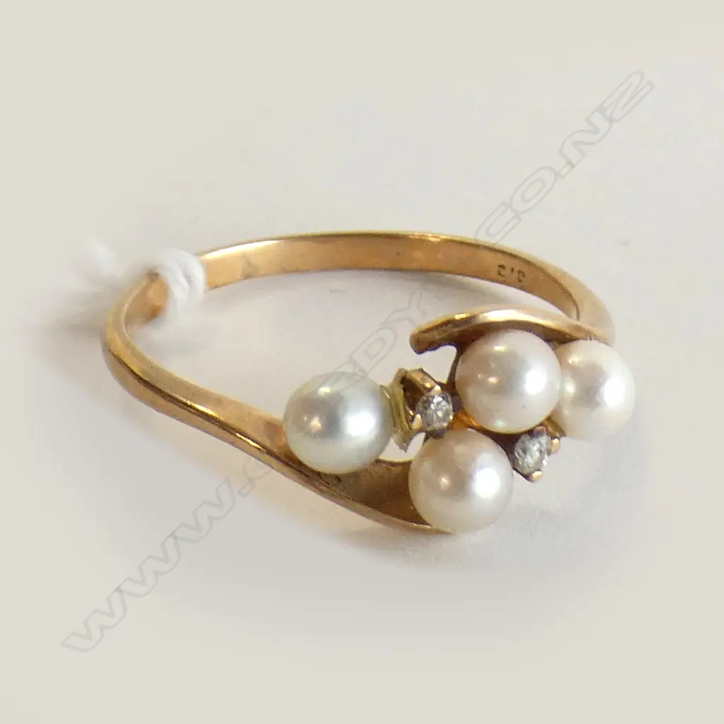 9CT GOLD 4 PEARL & 2 DIAMOND RING 2gm Image 1++