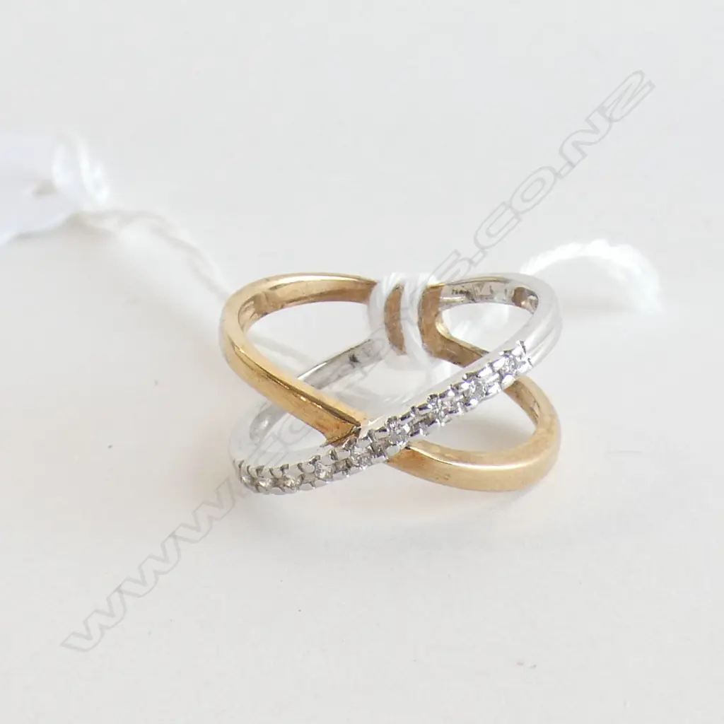 9CT WHITE & YELLOW GOLD & DIAMOND CROSS-OVER BAND RING 3GM Image 1++
