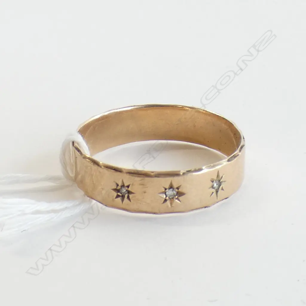9CT 3 STONE DIAMOND WIDE BAND RING 4.8gm LGE SIZE Image 1++