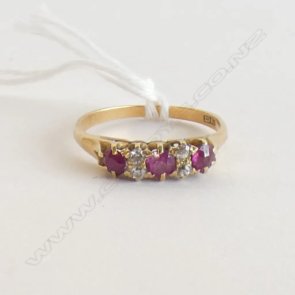 18CT 3 STONE RUBY ? & 4 DIAMOND RING Image 1++