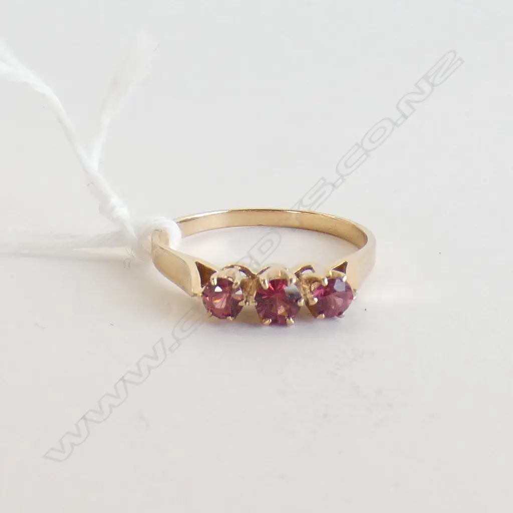 9CT 3 GARNET RING 1.6gm Image 1++