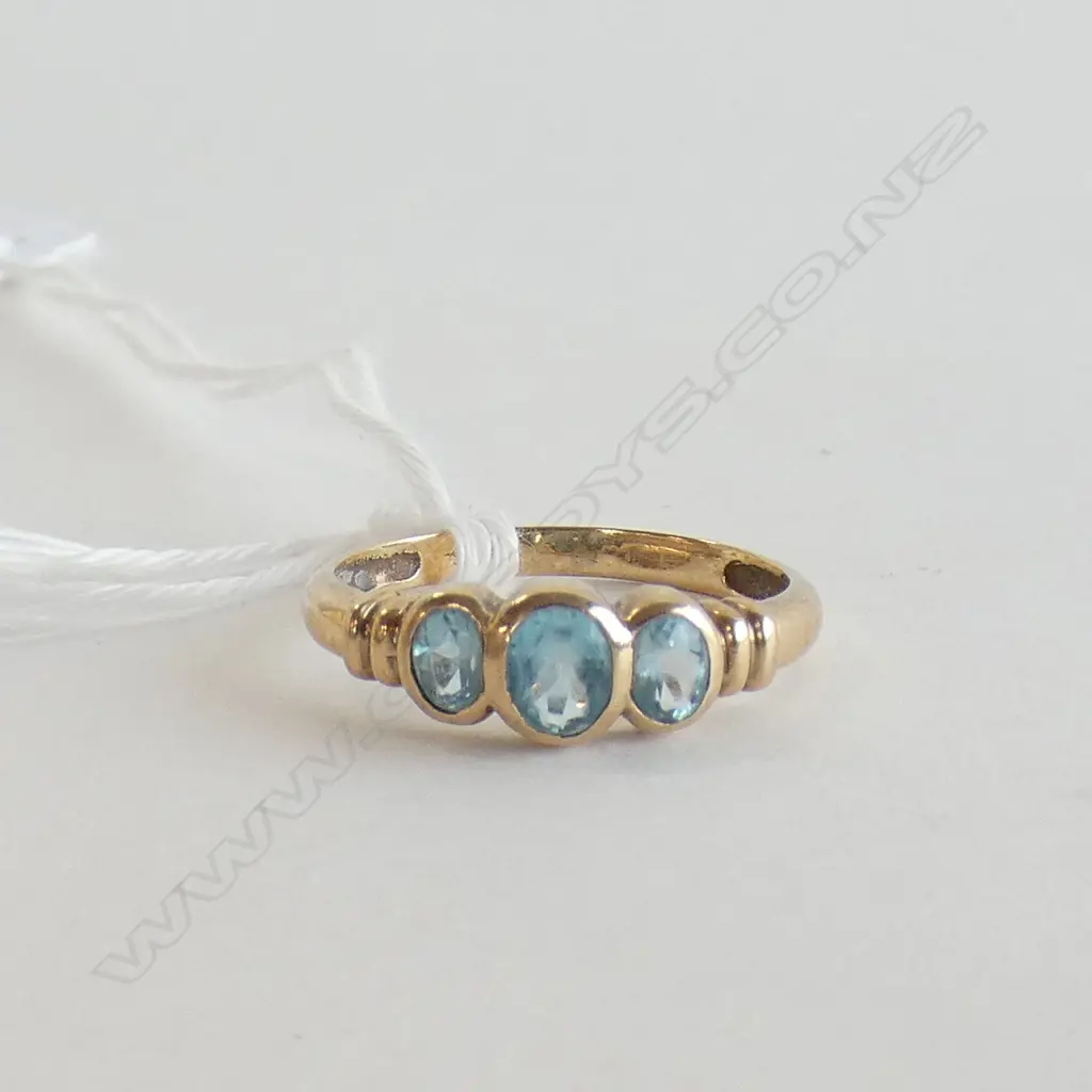 9CT GOLD & 3 BLUE TOPAZ RING Image 1++