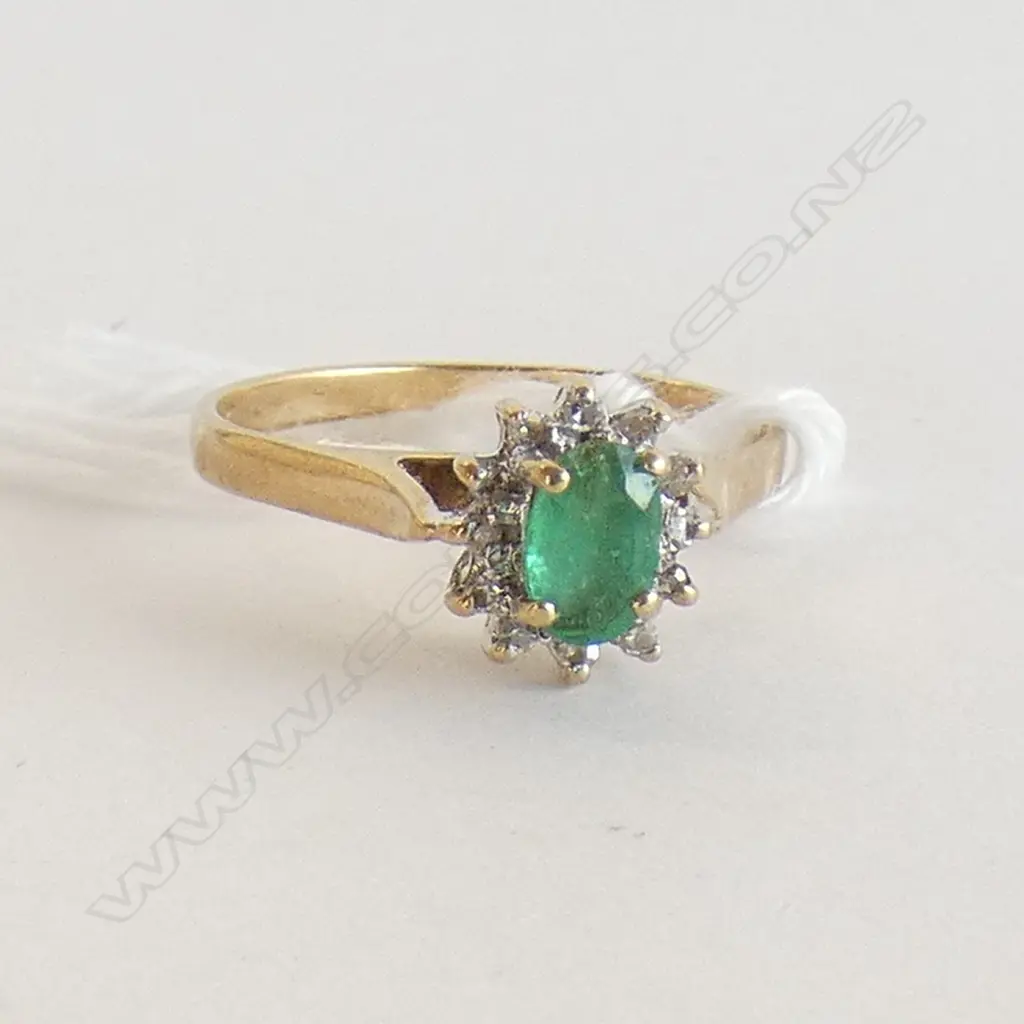 9CT GOLD EMERALD & DIAMOND CLUSTER RING AF Image 1++