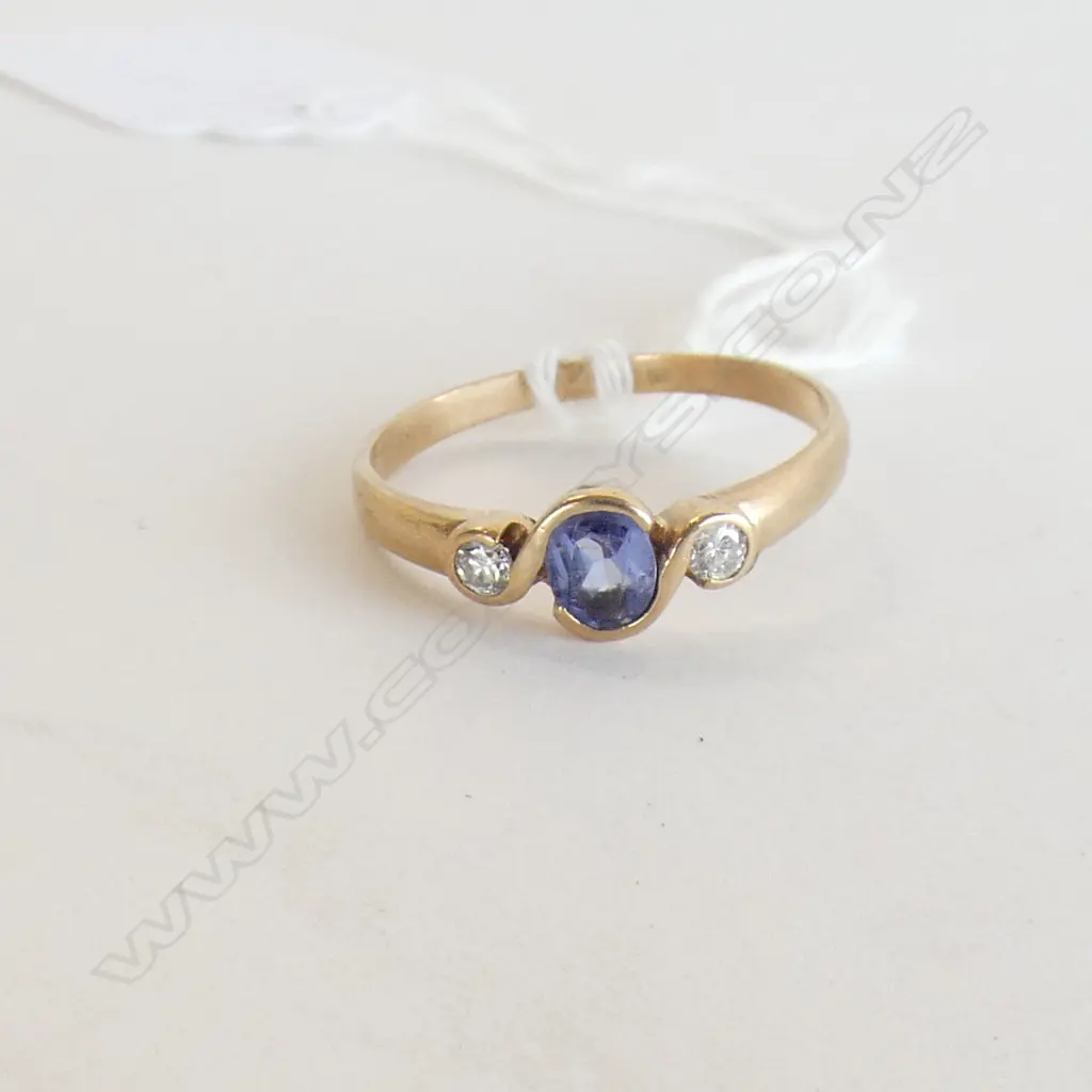 9ct GOLD 2 DIAMOND & TANZANITE ? RING 4gms Image 1++