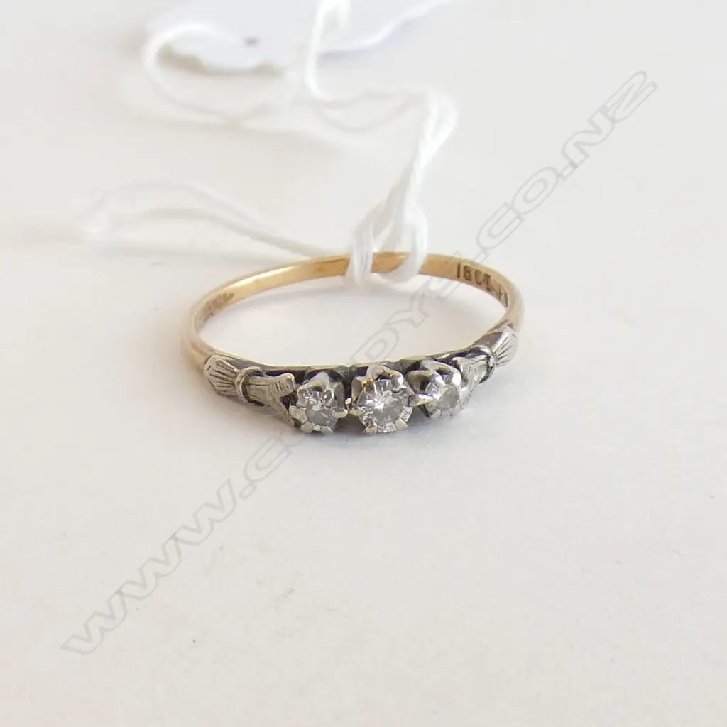 18CT 3 STONE DIAMOND RING Image 1++