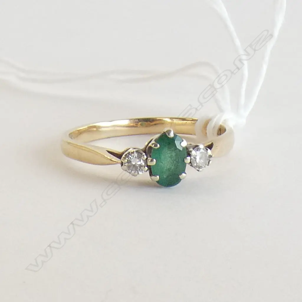 9ct GOLD EMERALD & 2 DIAMOND RING Image 1++