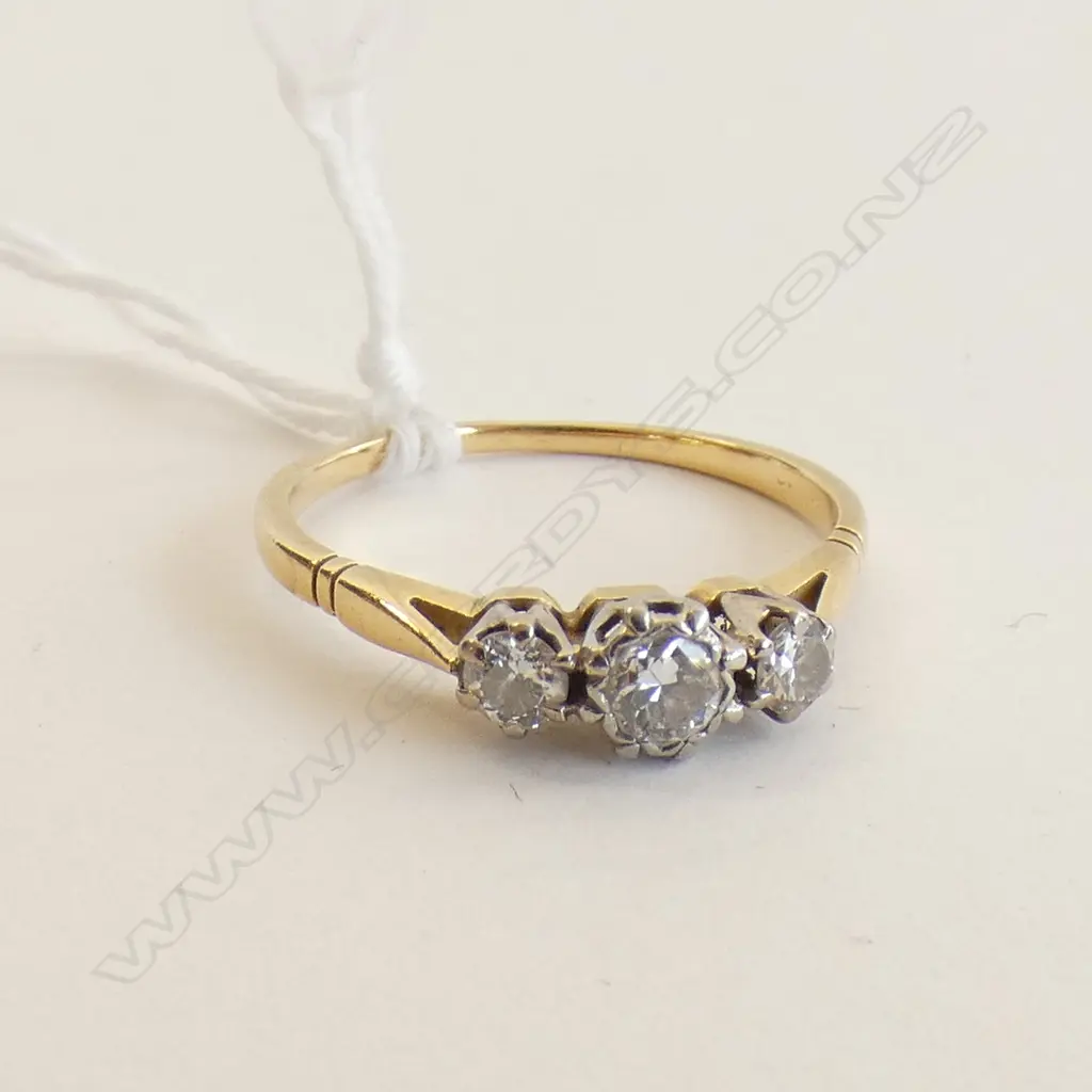18CT GOLD & 3 DIAMOND RING 2gm Image 1++