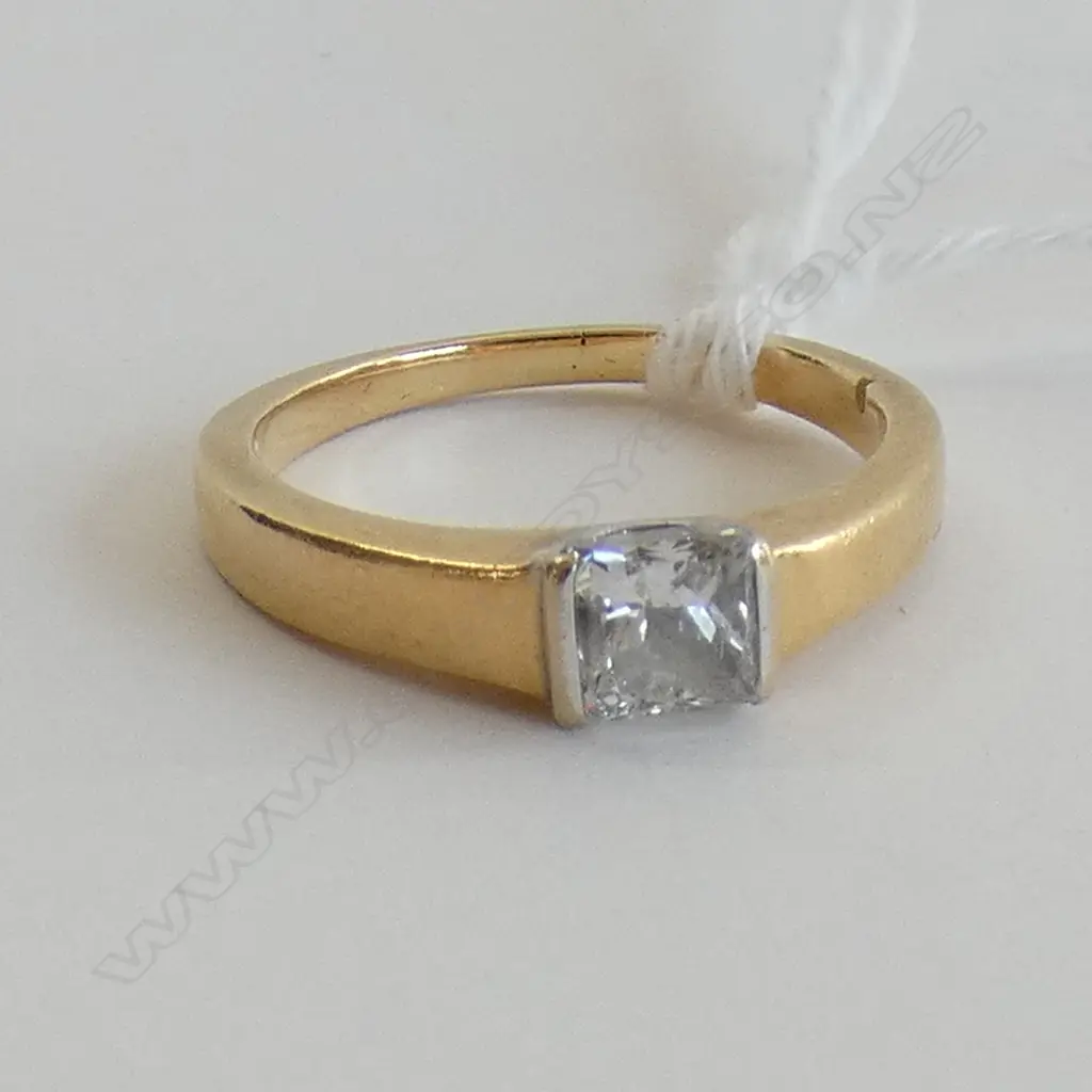 18CT GOLD SQUARE CUT DIAMOND RING 4.1gm Image 1++