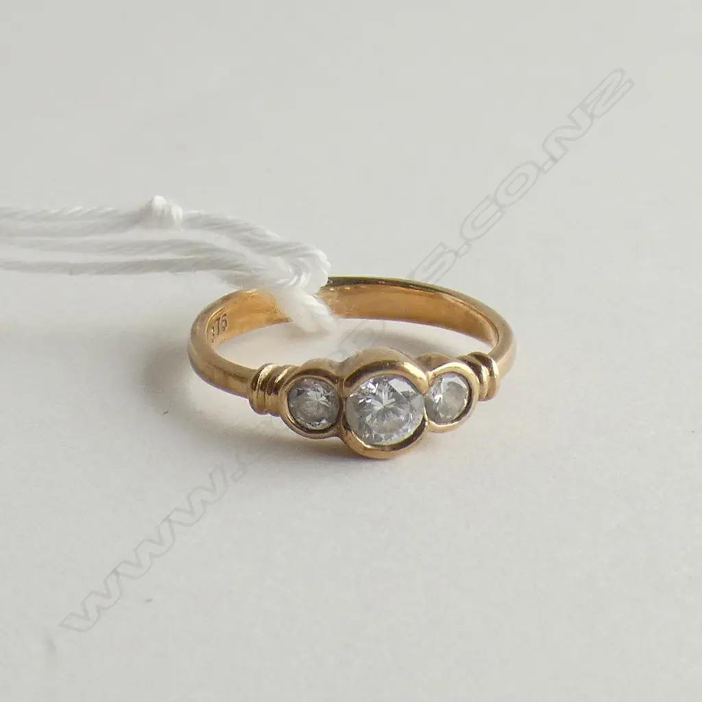 9CT 3 FAUXDIAMOND RING 1.97gm Image 1++