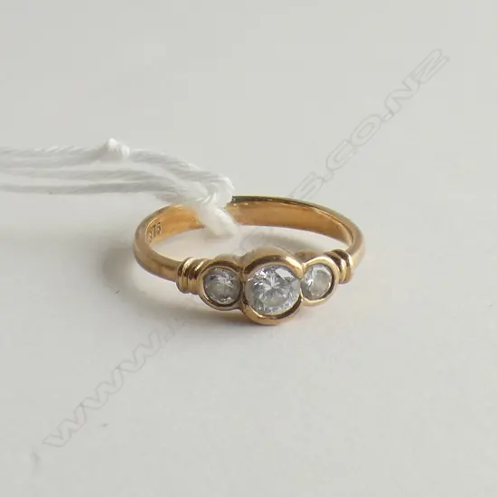 9CT 3 FAUXDIAMOND RING 1.97gm