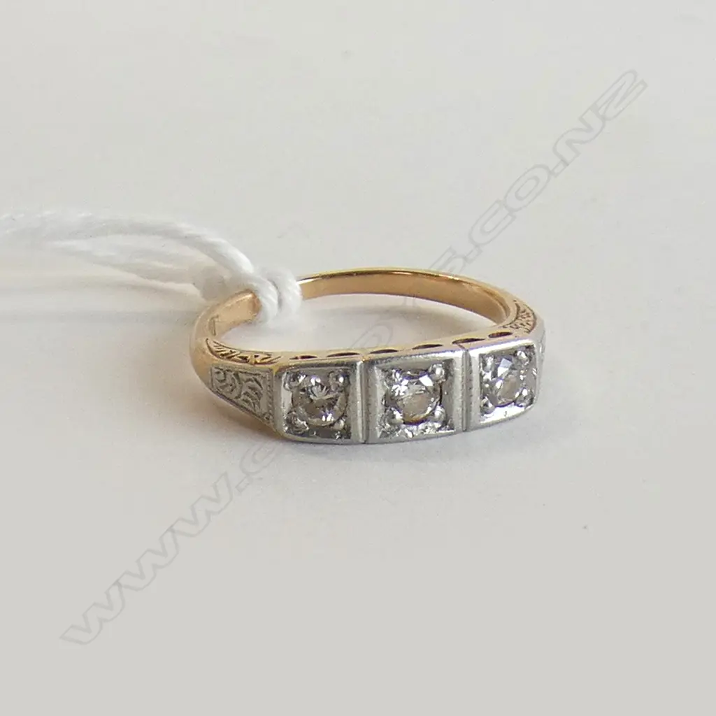 18CT 3 DIAMOND RING 2gm Image 1++