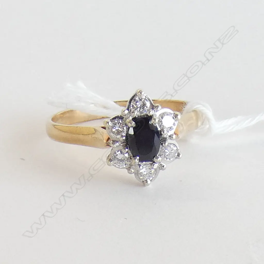9ct GOLD SAPPHIRE & DIAMOND CLUSTER RING 3.1gms Image 1++