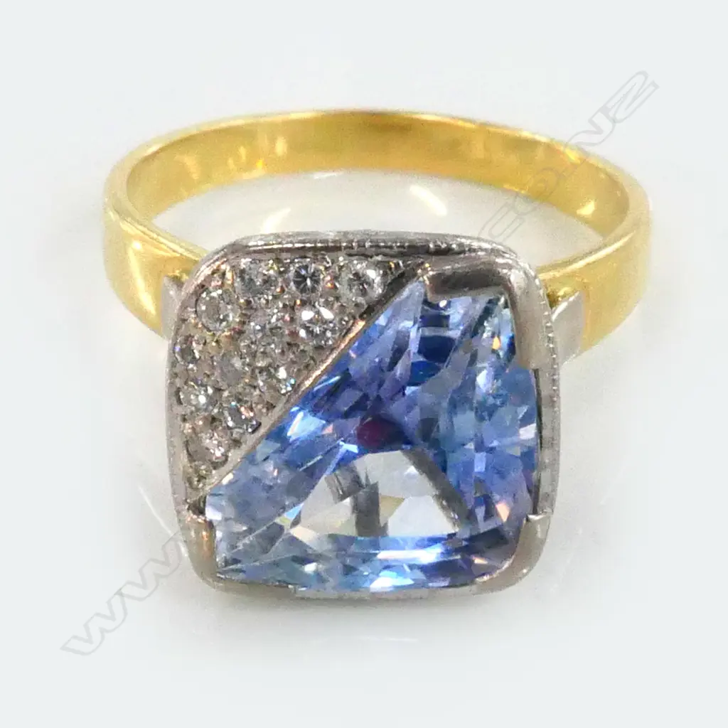 18ct GOLD CEYLONESE SAPPHIRE & DIAMOND RING ANGULAT SETTING 5.5gms Image 1++