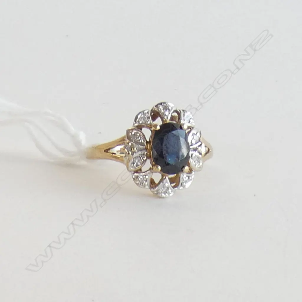 9CT SAPPHIRE & DIAMOND CLUSTER RING Image 1++