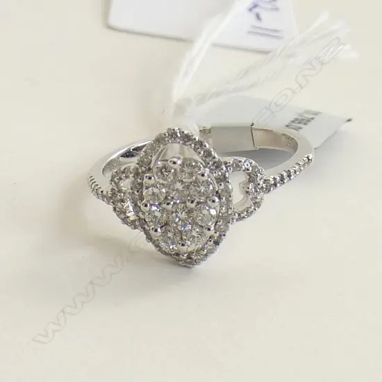 18CT WHITE GOLD AND DIAMOND CLUSTER RING