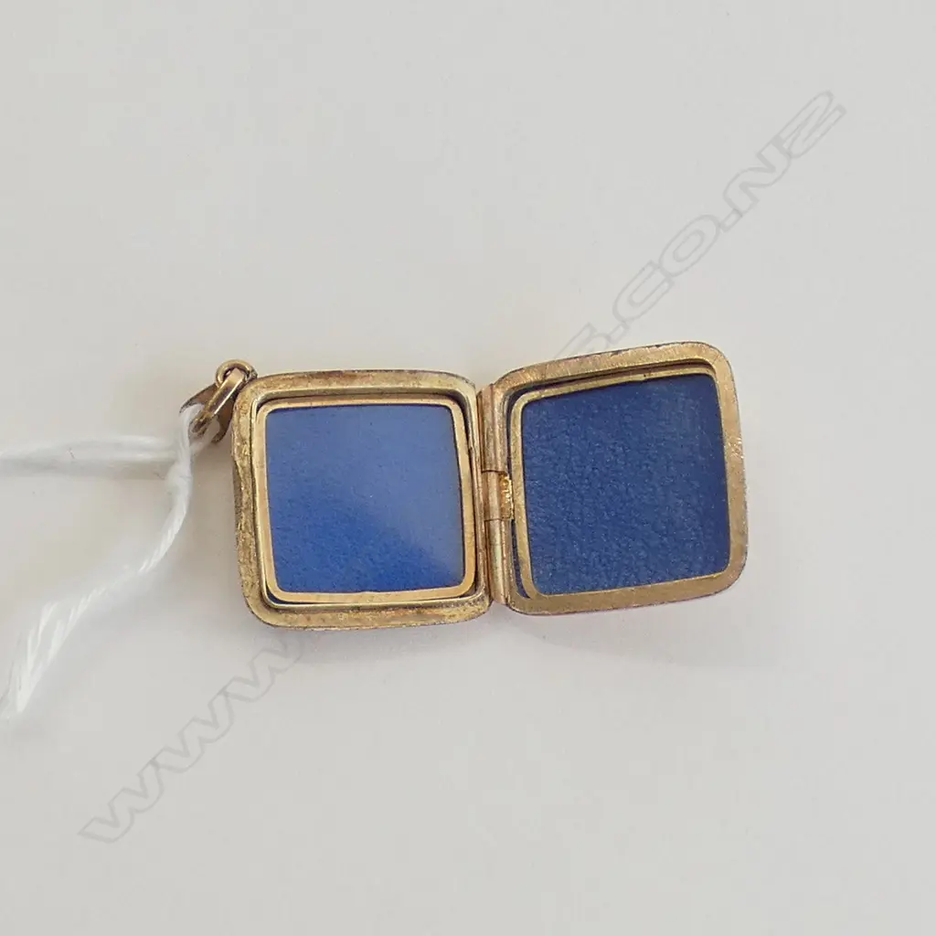 9ct GOLD VINTAGE SQUARE PHOTO LOCKET HINGED 5gm Image 1++