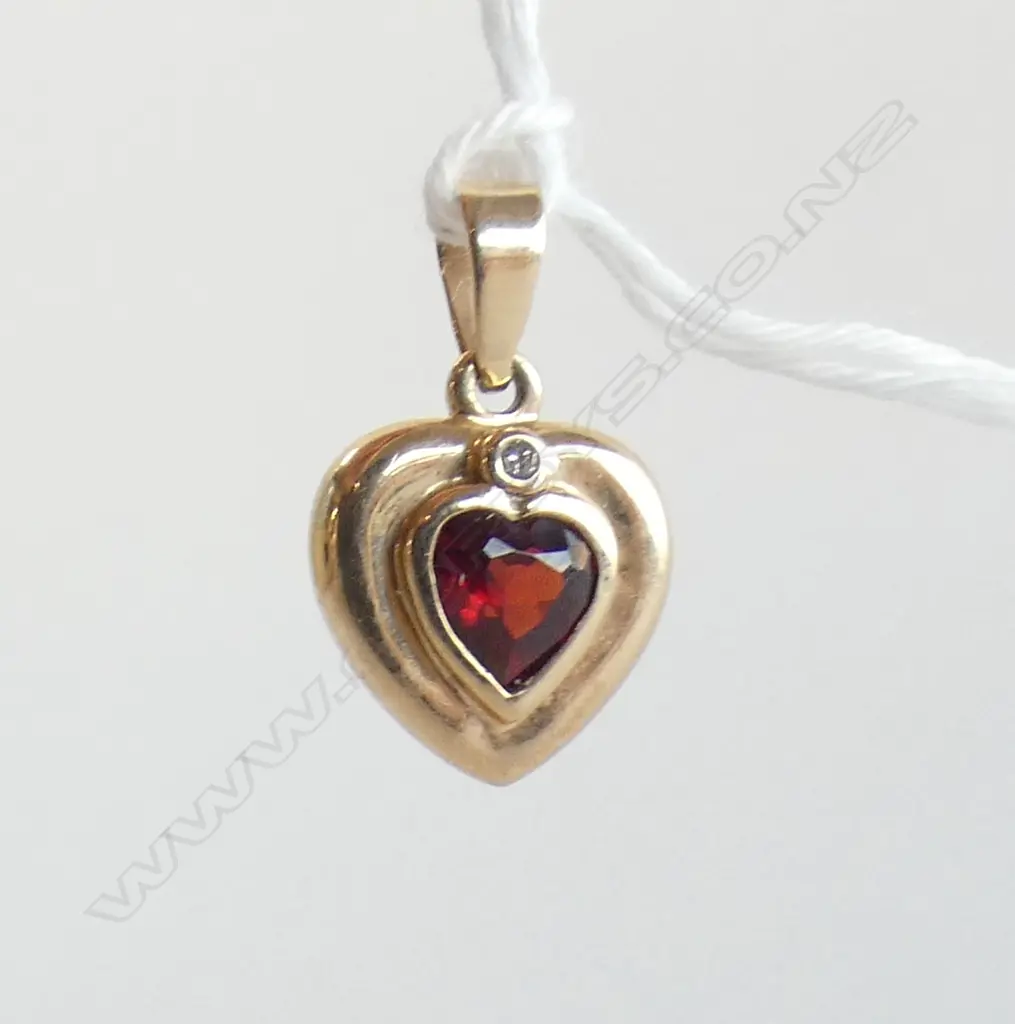 9CT GOLD GARNET/ DIAMOND HEART SHAPE PENDANT Image 1++
