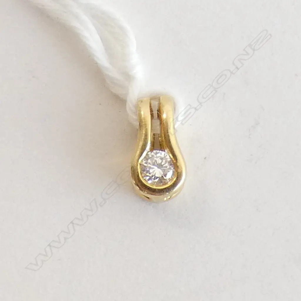 18CT GOLD &  0.10CT DIAMOND PENDANT Image 1++