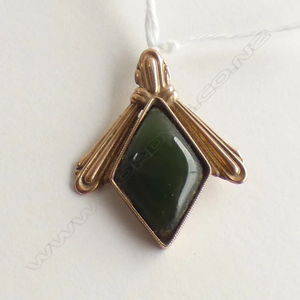 9CT GOLD & POUNAMU PENDANT Image 1++