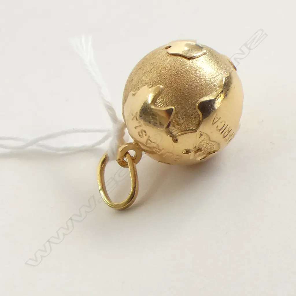 18ct YELLOW GOLD GLOBE PENDANT 6.75gm Image 1++
