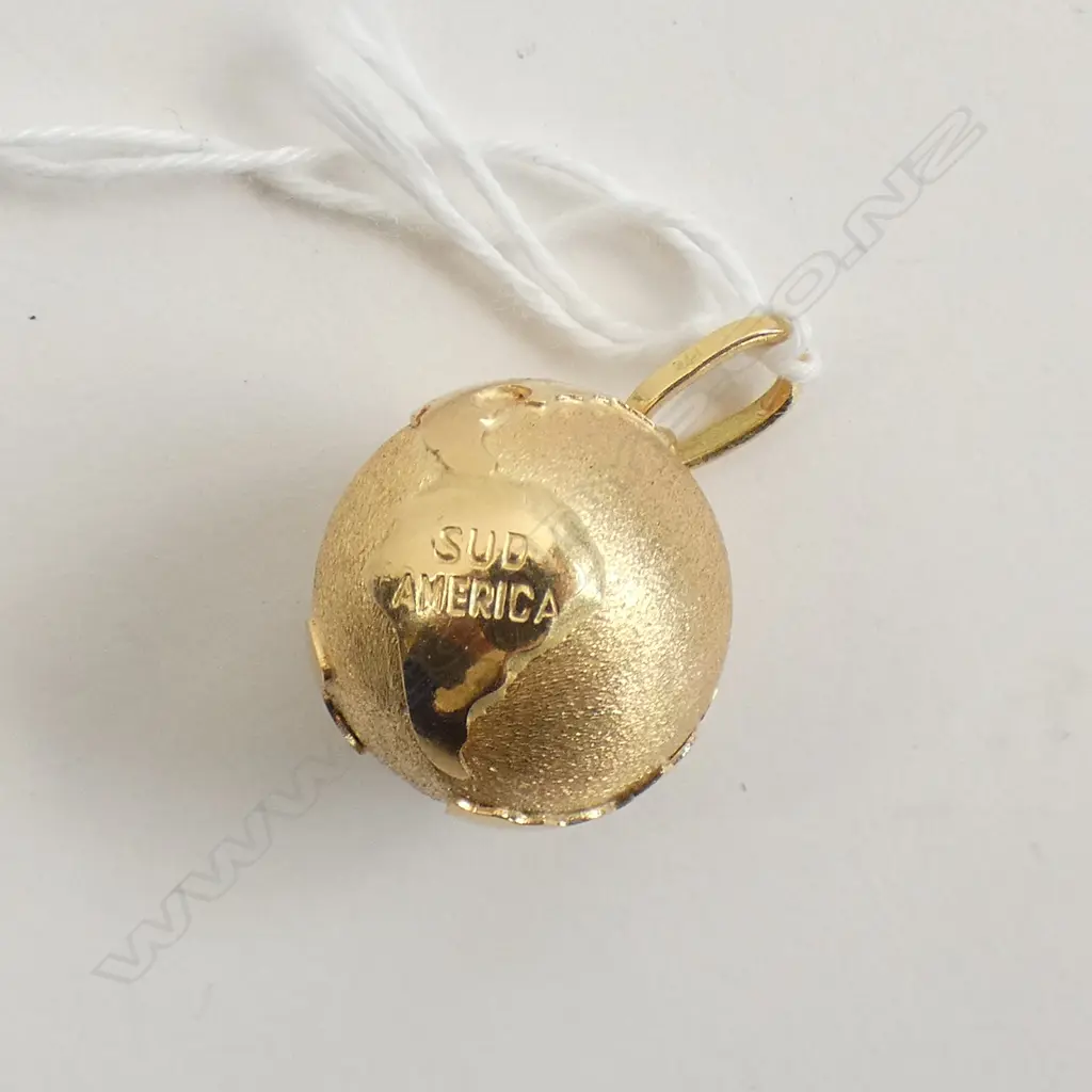 18ct YELLOW GOLD GLOBE PENDANT 6.75gm Image 1++
