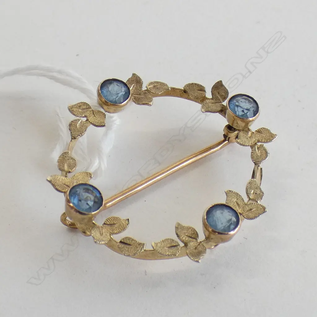 9CT GOLD EDW CIRCLE BROOCH BLUE STONES 1.9gms Image 1++