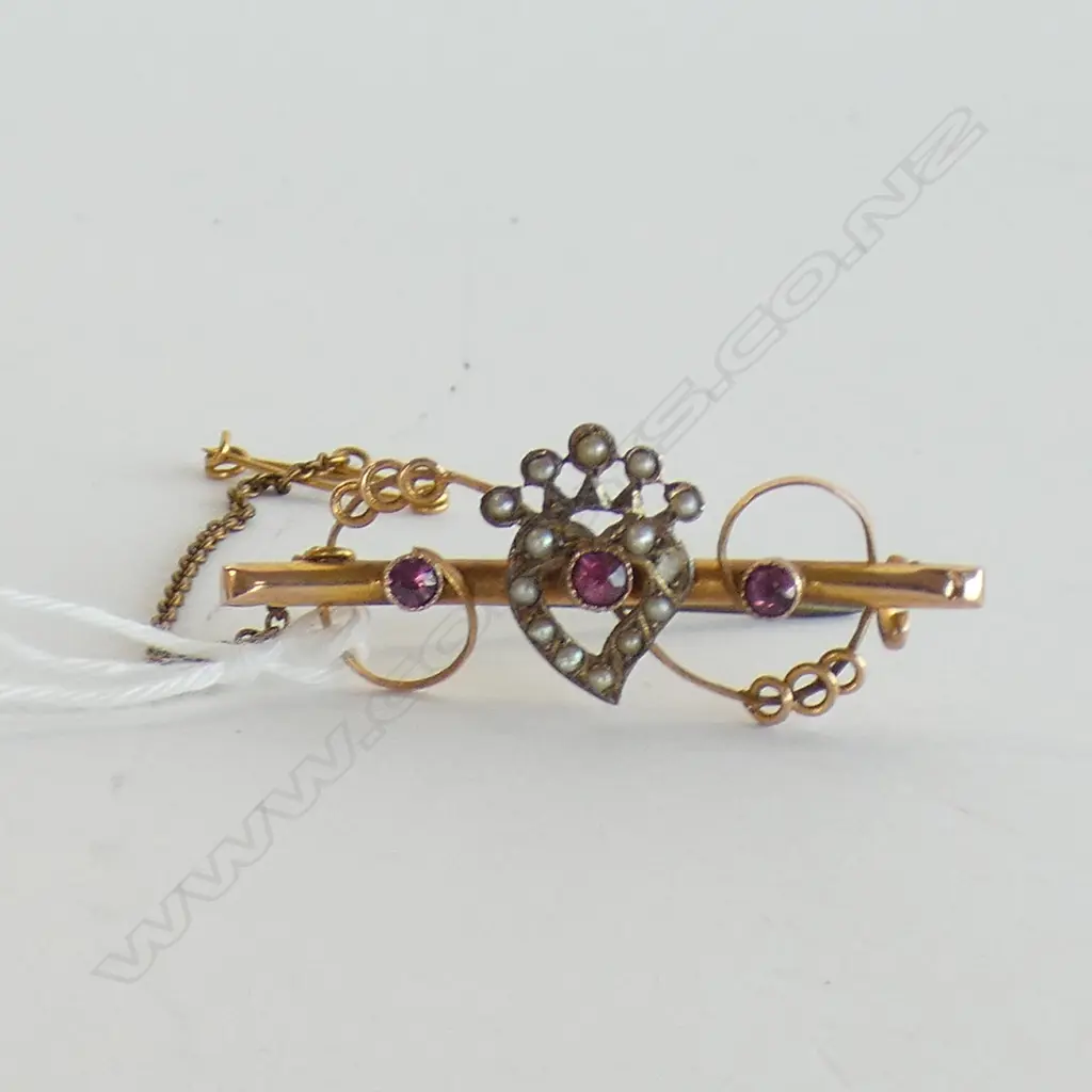 9ct EDW BAR BROOCH CROWNED HEART PEARLS (1 MISSING) & RUBIES 2.4gm Image 1++