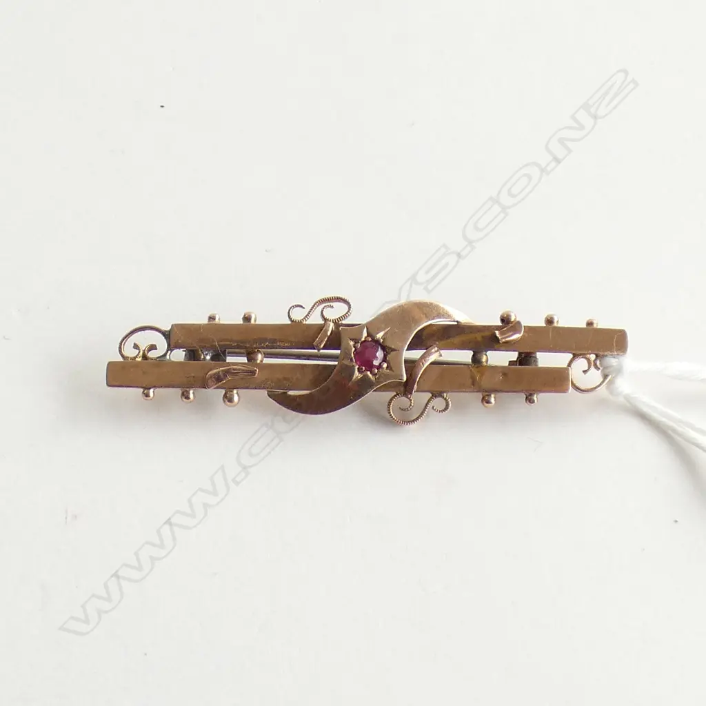 EARLY 20thC 9CT GOLD BAR BROOCH RED STONE 4gms Image 1++