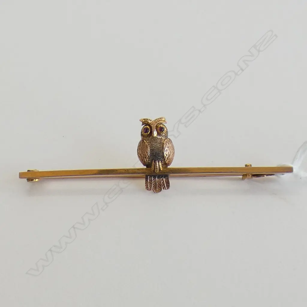 9ct GOLD OWL BAR BROOCH 2gm Image 1++