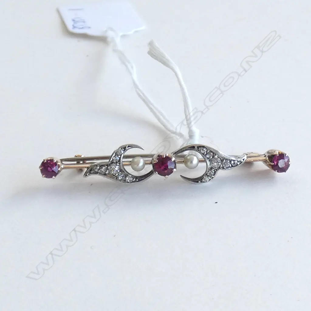 UNMARKED GOLD BAR BROOCH SET w PEARLS, DIAMONDS & 3 RED STONES. Image 1++