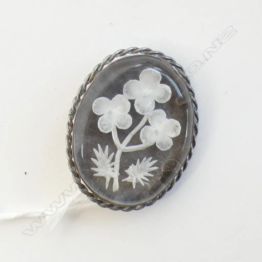 STG SILVER BROOCH WITH GLASS (?) & FLORAL OVERLAY 11GMS Image 1++