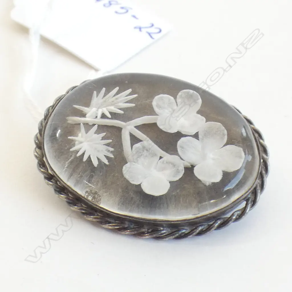 STG SILVER BROOCH WITH GLASS (?) & FLORAL OVERLAY 11GMS Image 1++